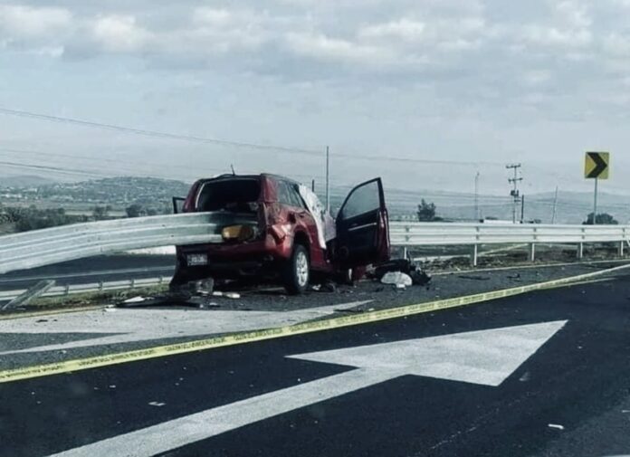 Un auto quedó incrustado en una placa de contención sobre la carretera México-Pachuca