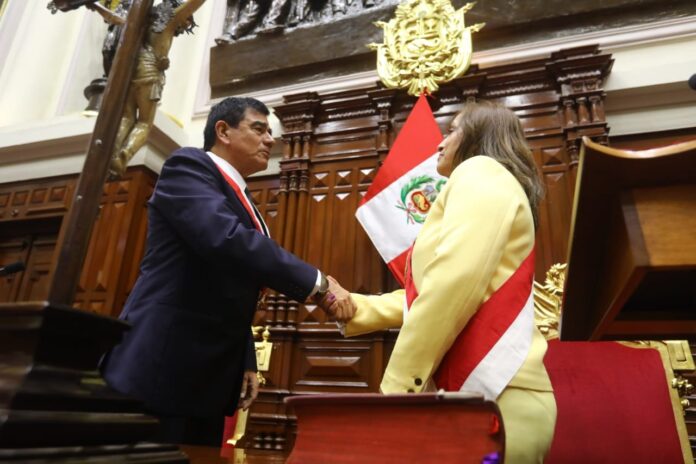 Dina Boluarte asume la presidencia de Perú