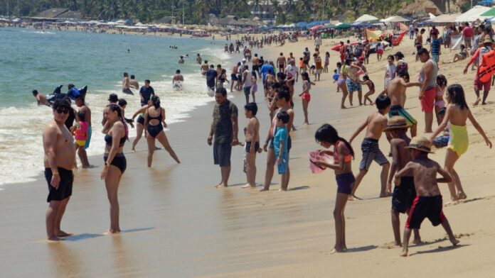 Vacionistas disfrutan de una playa